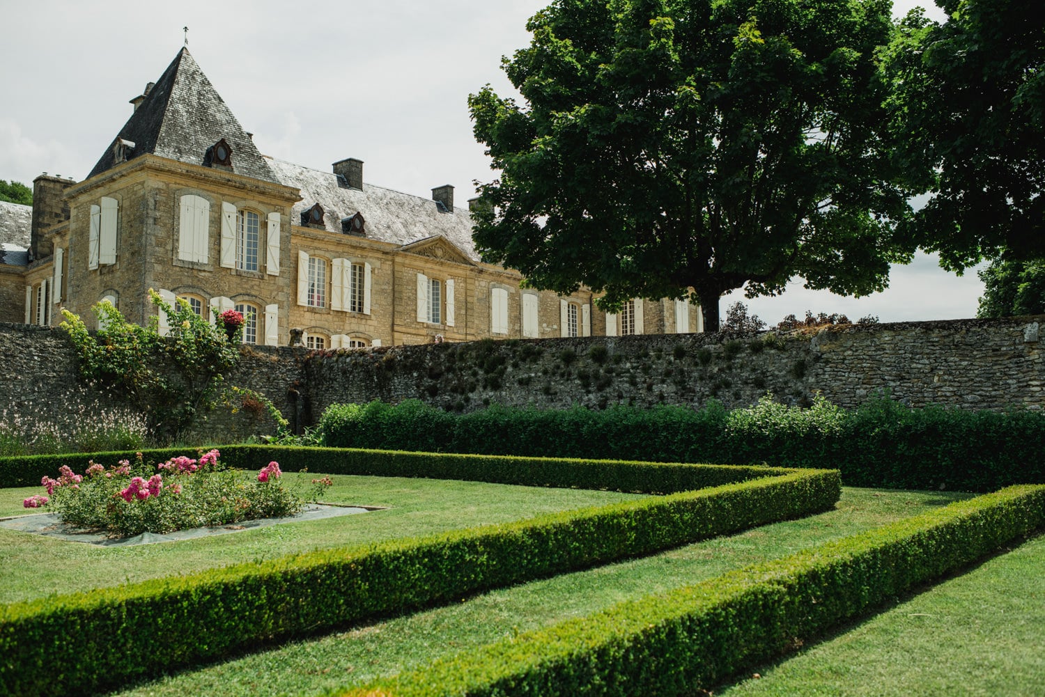 Beer Pong & French Country Elegance at Chateau de Lacoste Wedding